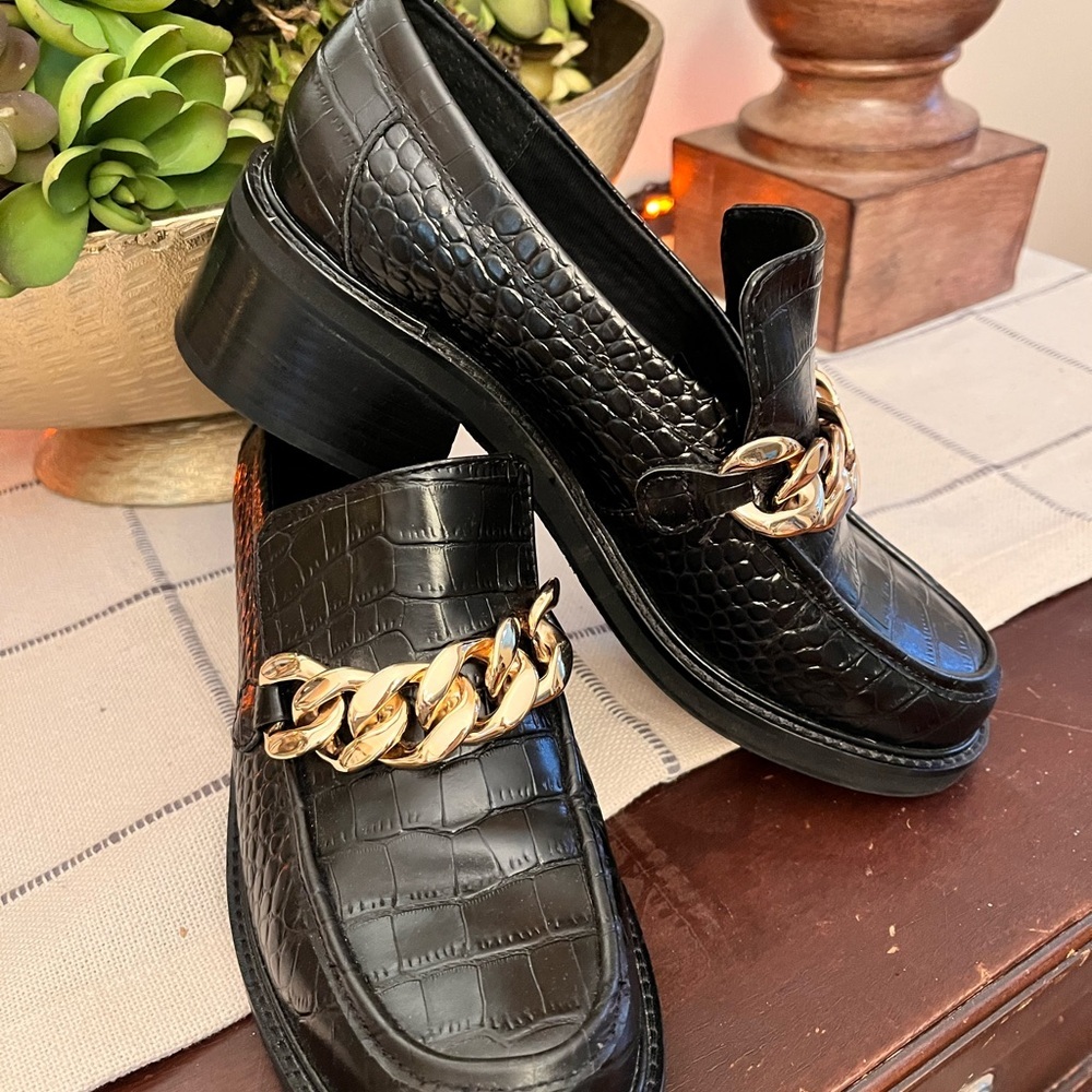 AQUA Croc-Embossed Black Leather Loafers w/Gold Chain Size 7.5 EUC - Picture 2 of 9